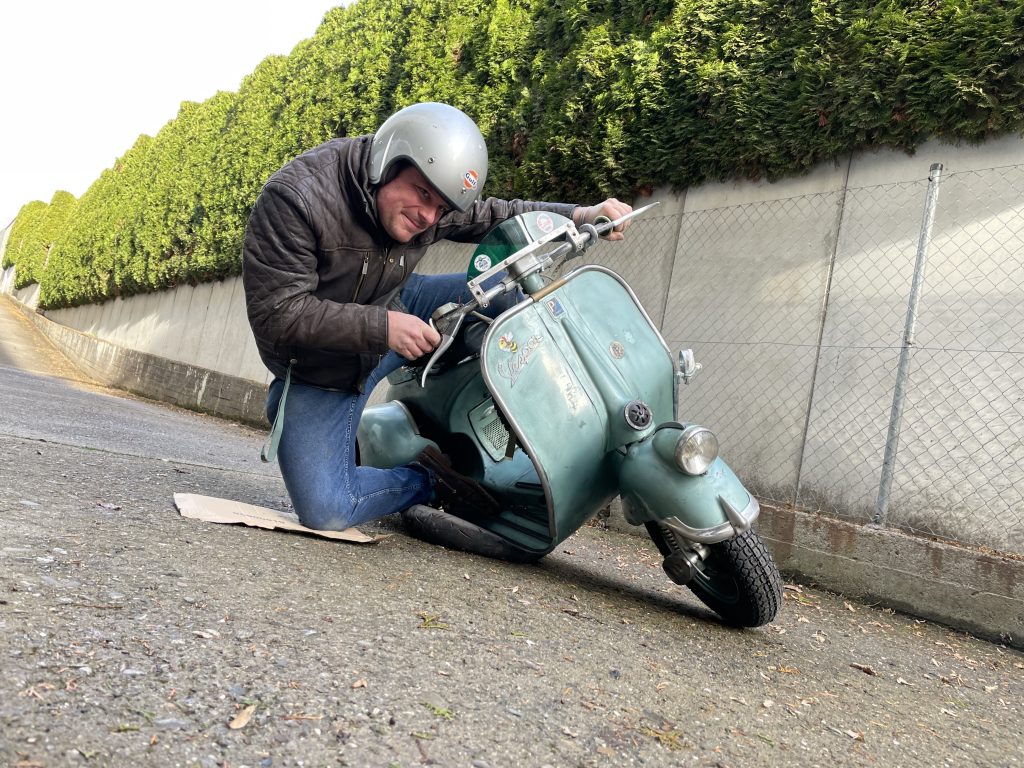 Mensch auf ner Vespa in die Kurve gelegt