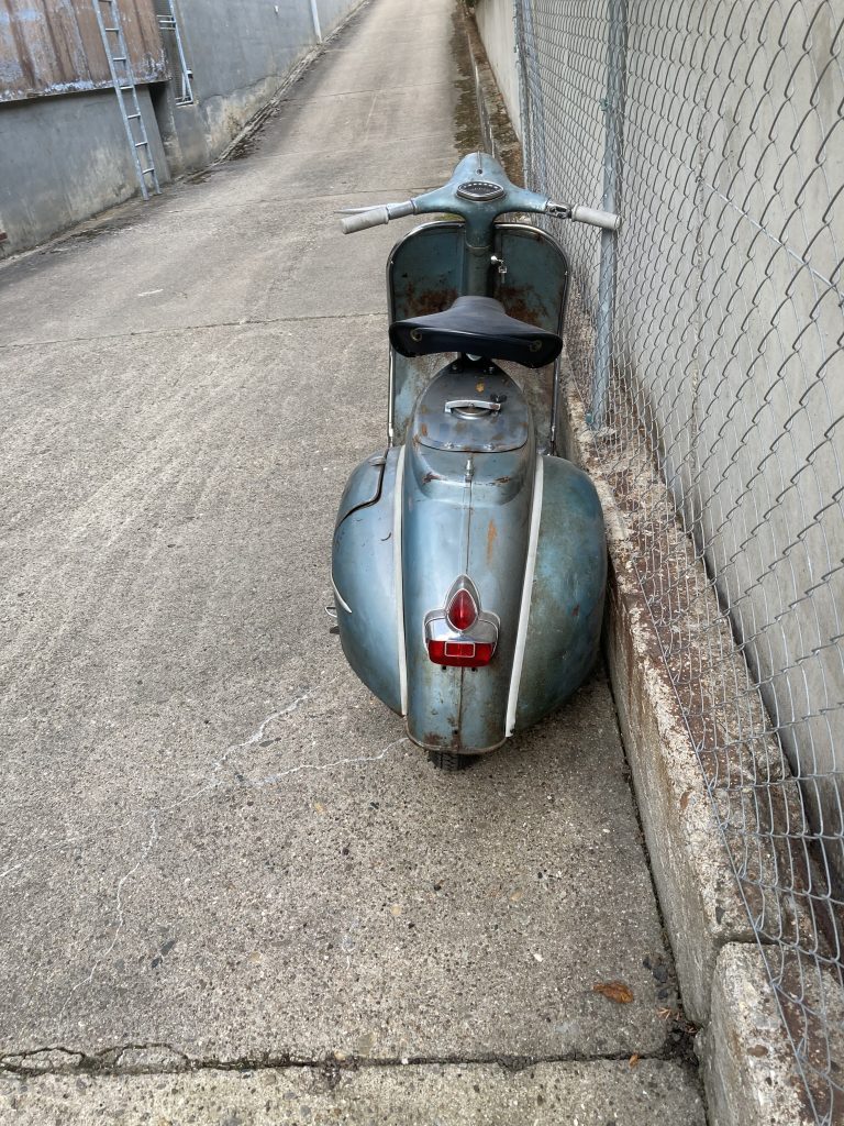 Restaurationsfahrzeug "Vespa" von hinten auf der Straße