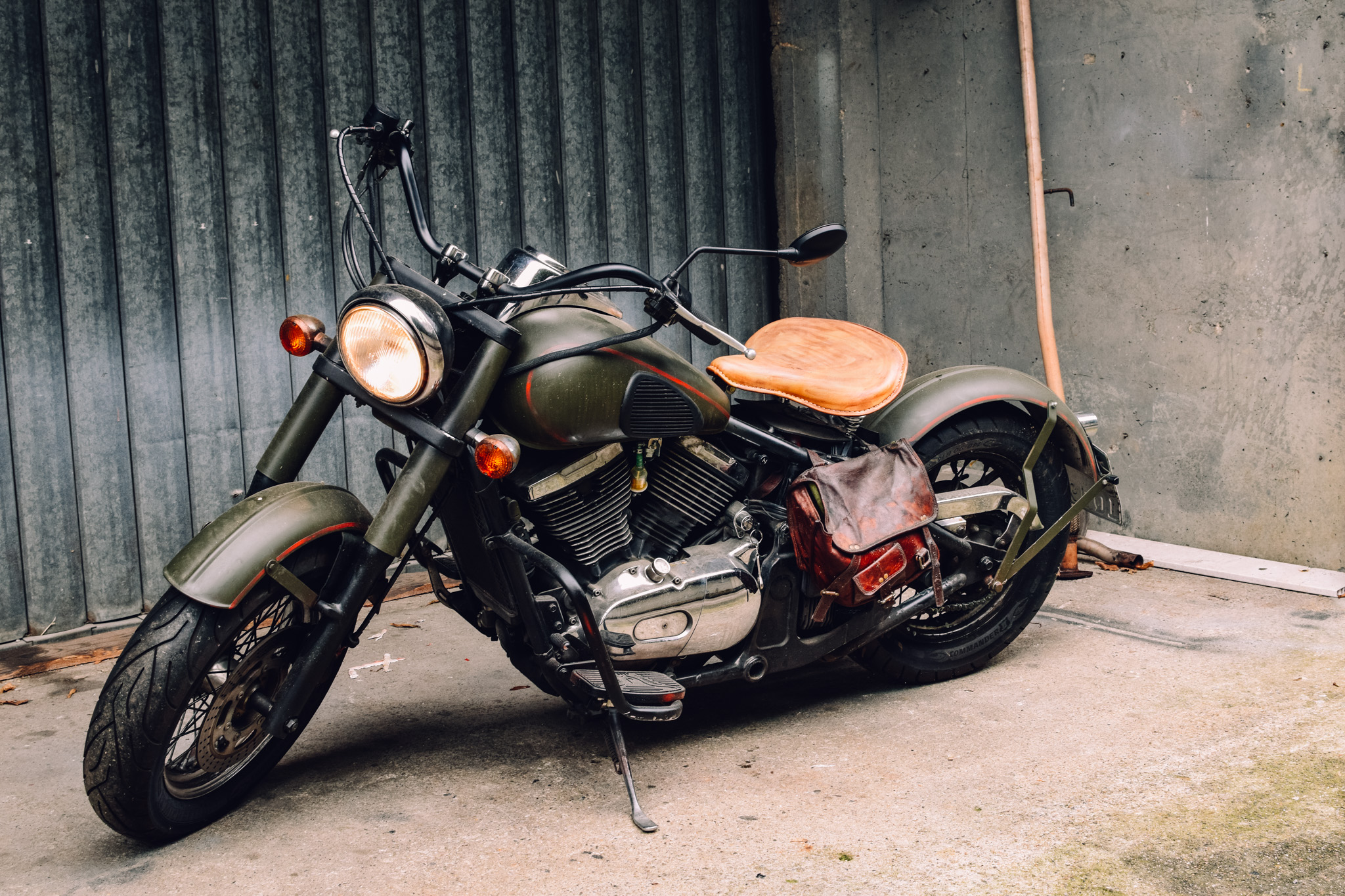 Dunkles Moped mit einem braunen Ledersessel. Es ist ein edles Oldtimer-Modell.