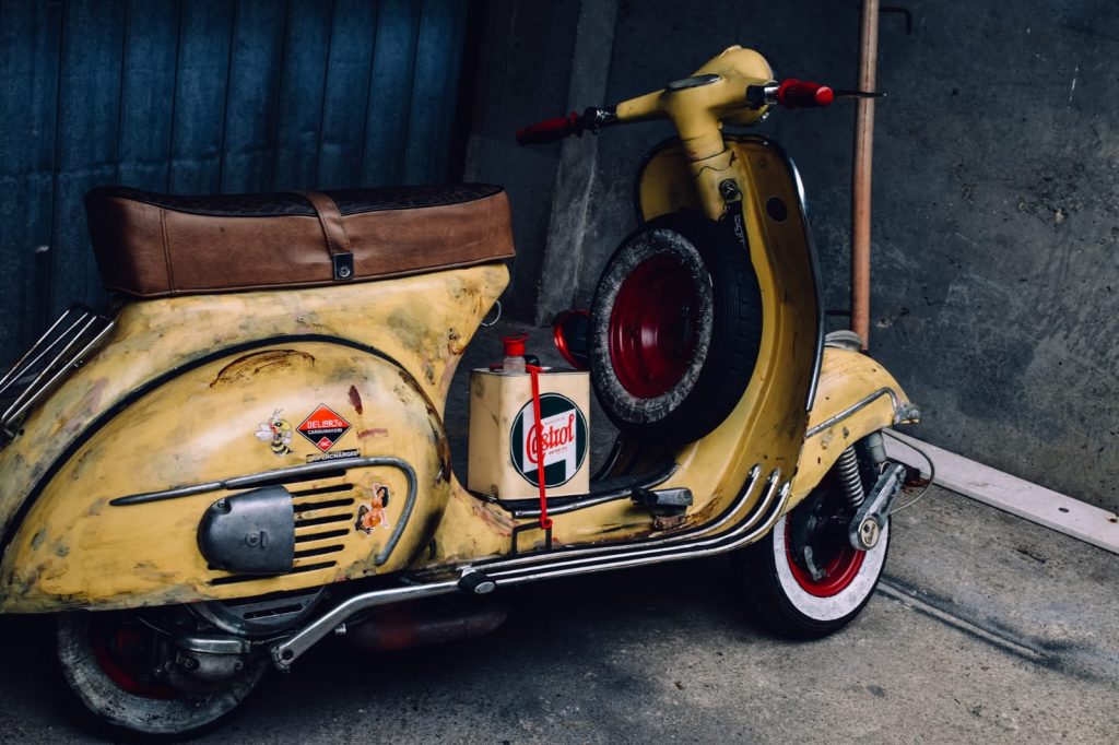 Restaurierte gelbe Vespa