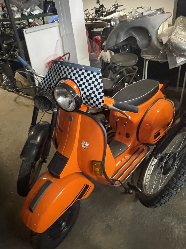 Restaurationsmodell der Marke Vespa in Orange