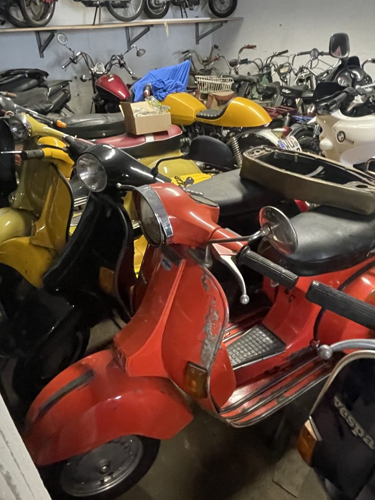 Schrauberwerkstatt mit verschiedenen Vespa-Modellen in verschiedenen Farben.