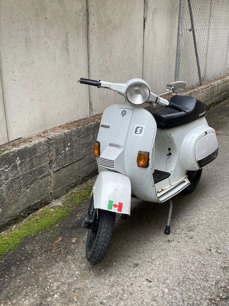 Hellblaue restaurierte Vespa vor einer Hauswand