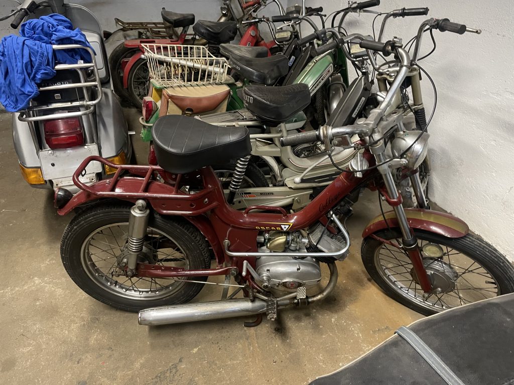 Alte Mopeds nebeneinander aufgereiht.