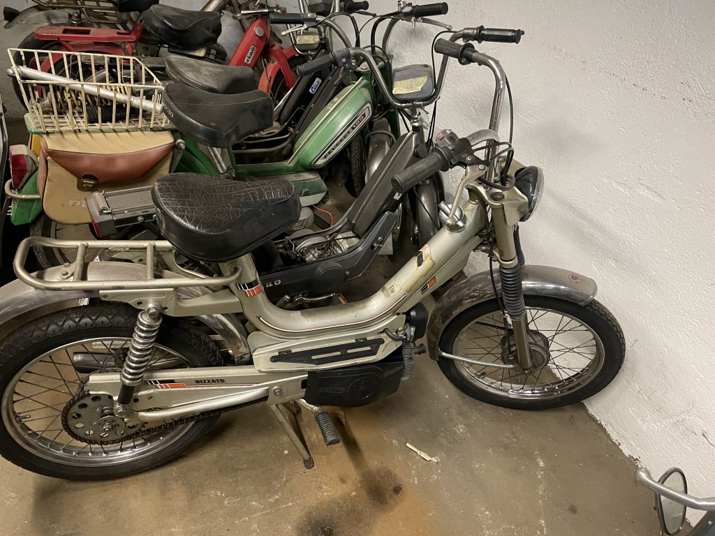 Alte Mopeds nebeneinander aufgereiht