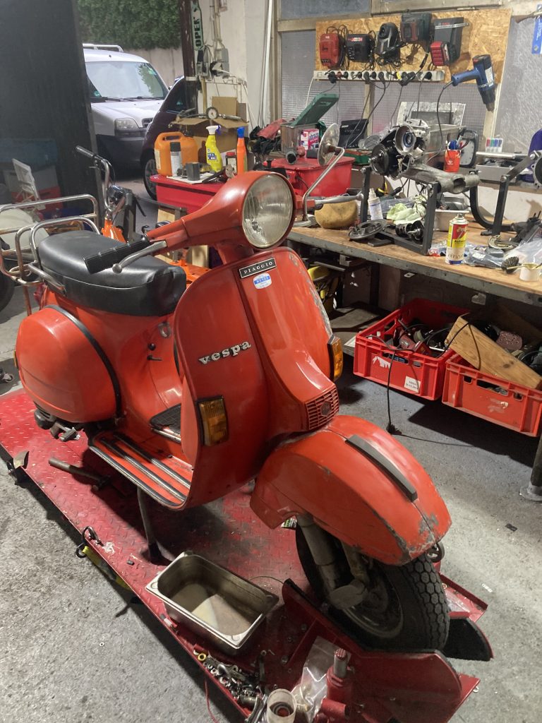 Alte rote Vespa in einer Schrauberwerkstatt